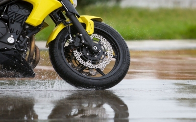 Na így ne motorozz, ha szakad az eső!
